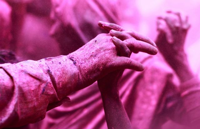 "Ні" сірим будням! Яскраві фото з фестивалю фарб в Індії - фото 151770