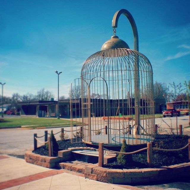 Як виглядає маленьке містечко з величезними предметами - фото 154606