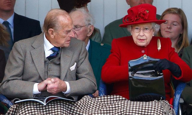 Біограф Єлизавети II розкрив секретне призначення її сумочки - фото 149563