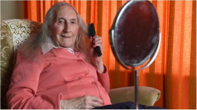 Зворушлива історія: у Великобританії 90-річний ветеран змінив стать