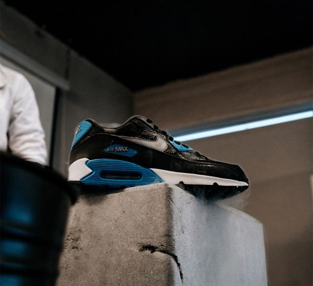 Що буде, якщо занурити кросівки в рідкий азот, підпалити і розбити молотком - фото 159007