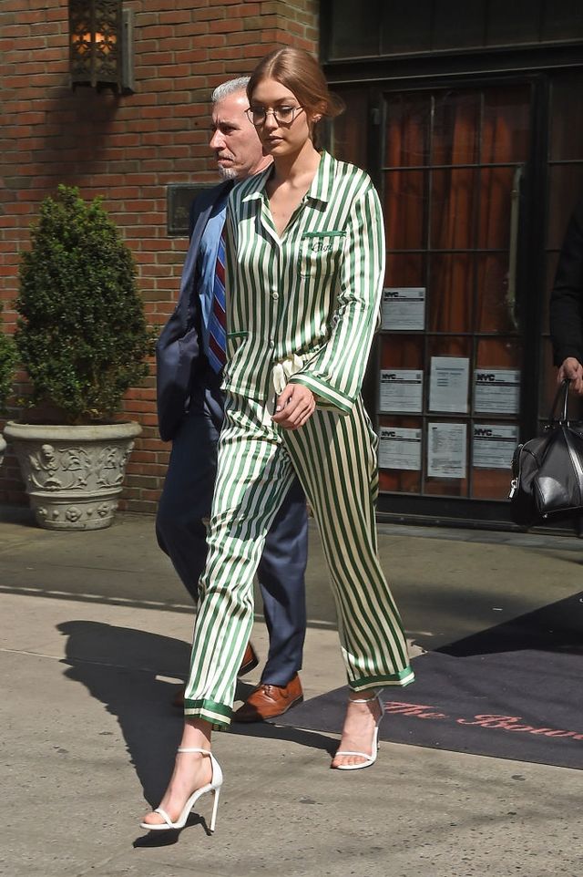 Відома модель з'явилася на публіці в смугастій піжамі: з'явилися фото - фото 160278