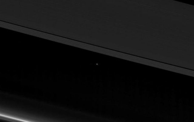 NASA показало Землю крізь кільця Сатурна - фото 161543