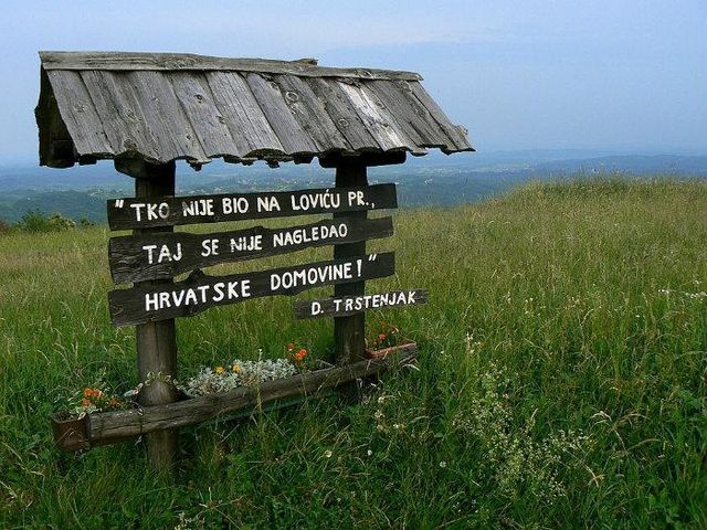 Фото дня: як виглядає оповите туманом чарівне селище - фото 158722