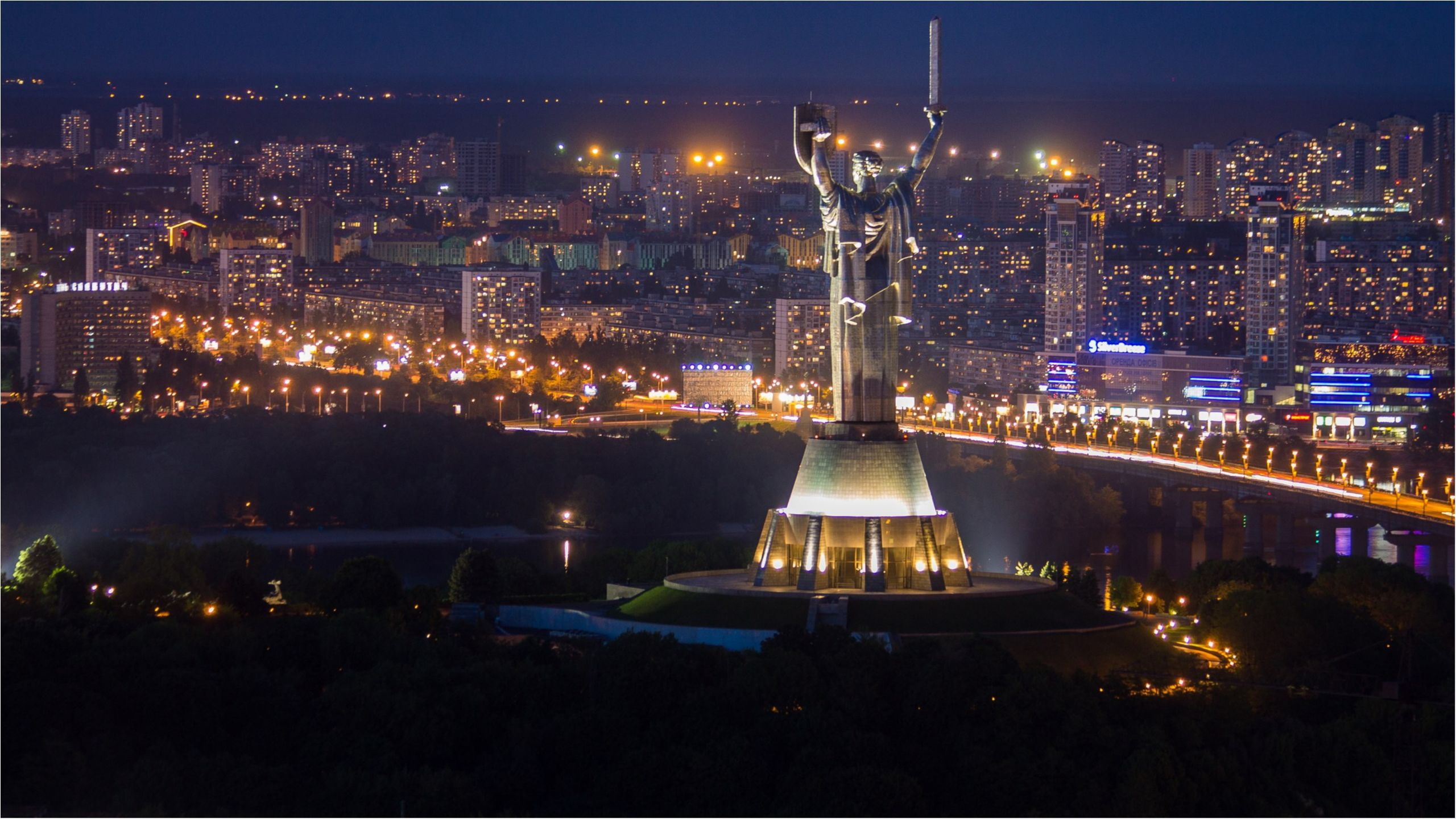 Великодню ніч у Києві показали з дрона: дивовижне відео