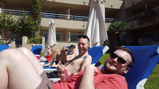 Чоловік відмовився від подорожі з друзями. Вони знайшли оригінальний вихід - фото 157927