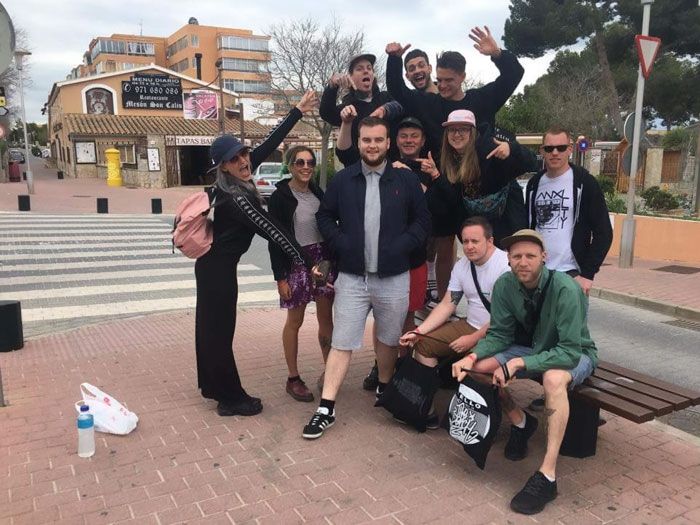 Чоловік відмовився від подорожі з друзями. Вони знайшли оригінальний вихід