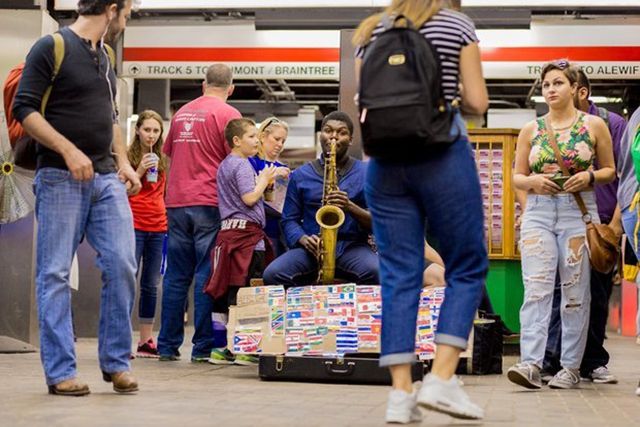 У США вуличний музикант зіграв гімн України на саксофоні в метро