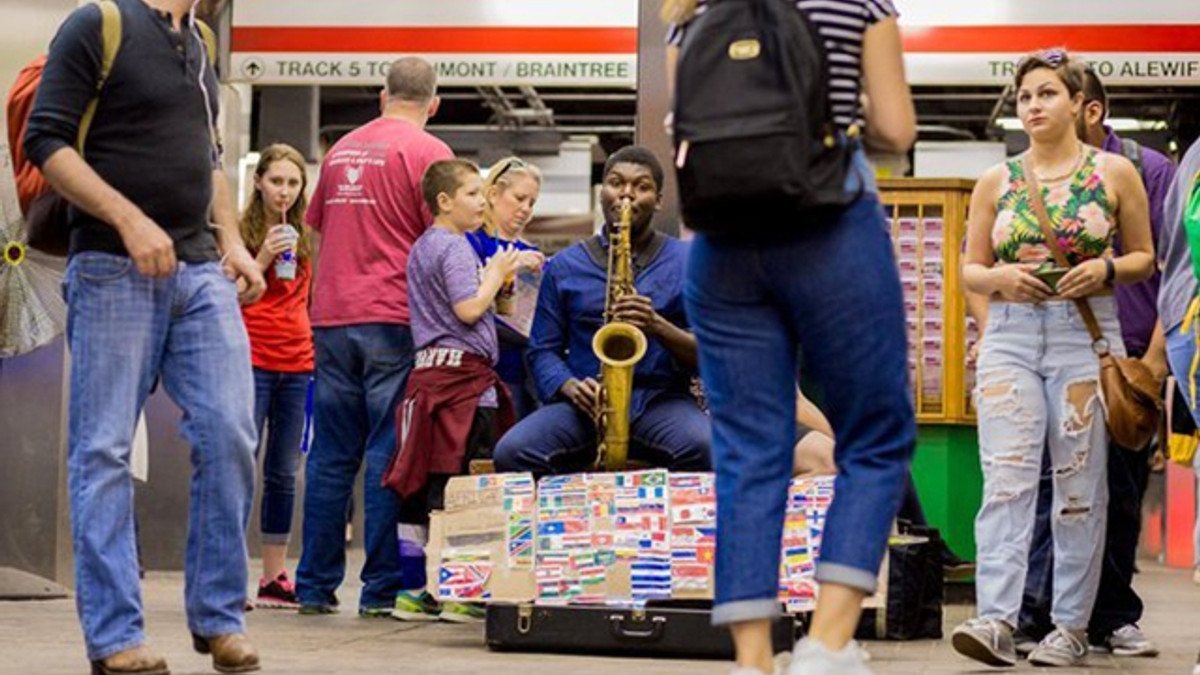 У США вуличний музикант  прославився, зігравши гімн України в метро - фото 1