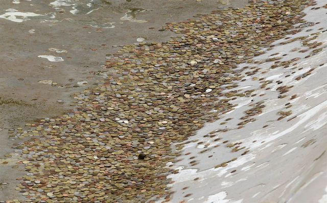 За рік туристи кинули шалені гроші у римський фонтан - фото 159346