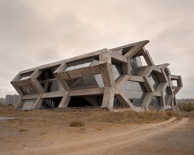 Фотограф показав міста-примари Китаю: моторошні фото - фото 161176