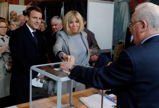 Як французи обирали нового президента: фоторепортаж - фото 161914