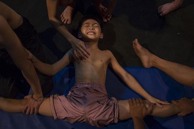 Фотограф показав, як насправді живуть циркачі - фото 161881