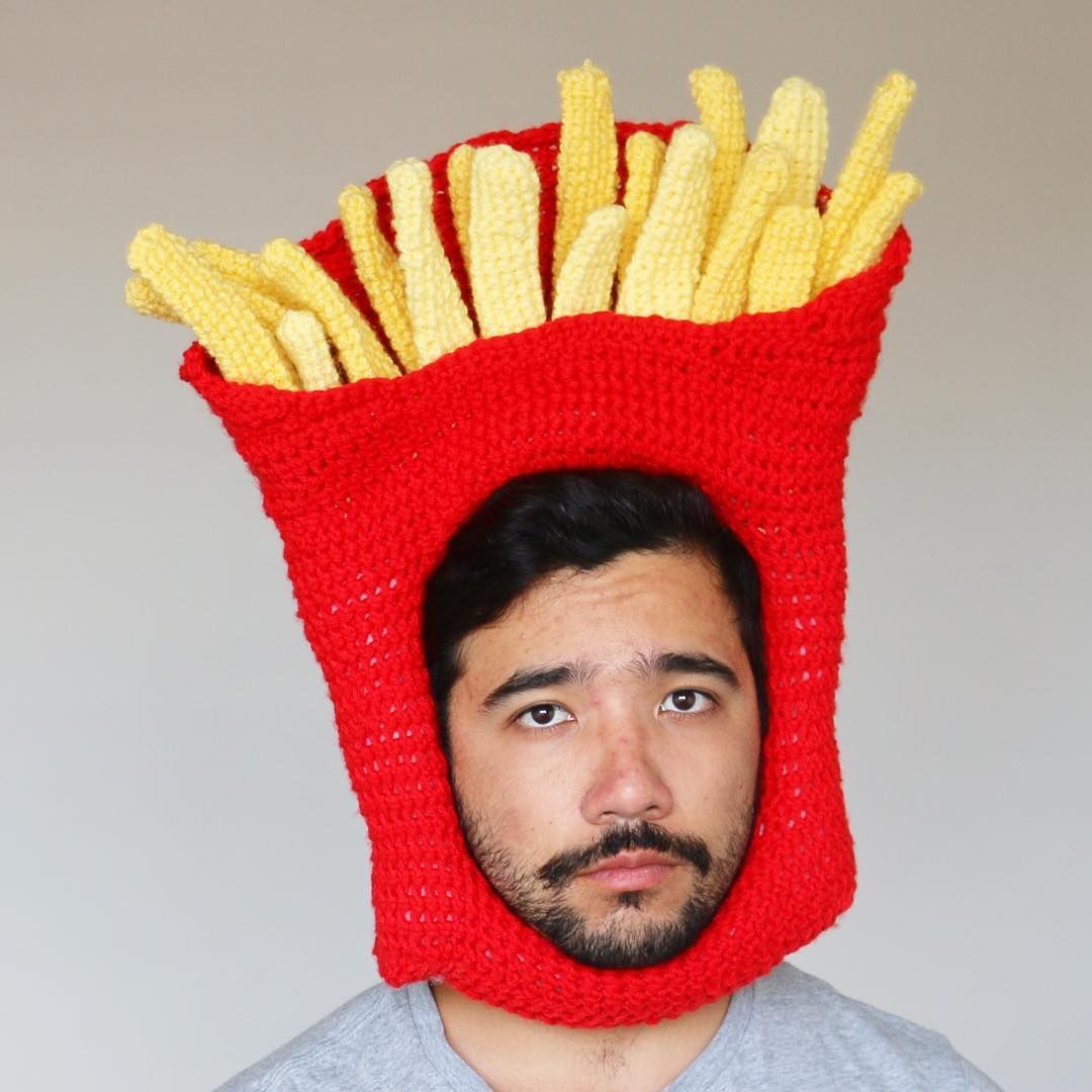 Сумний хлопець зі "смачними" шапками: кумедні фото