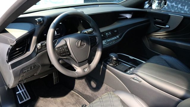 Lexus показав розкішну спортивну версію седана LS - фото 160422