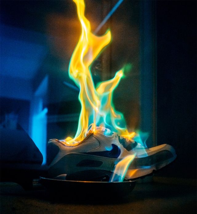 Що буде, якщо занурити кросівки в рідкий азот, підпалити і розбити молотком - фото 159011