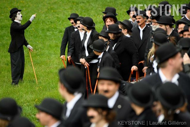 Двійники Чарлі Чапліна встановили світовий рекорд: яскраві фото - фото 160190