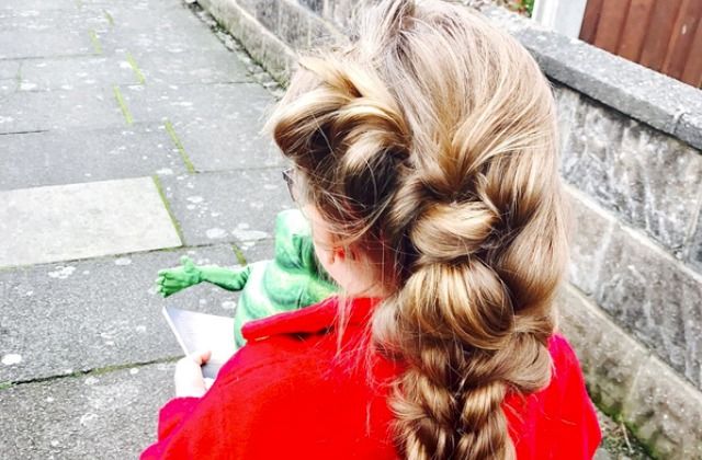 Це чоловіча справа! Умілий британець робить доньці неймовірні зачіски: яскраві фото