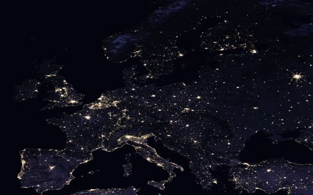 Нічна Земля з космосу: неймовірні фото - фото 159741