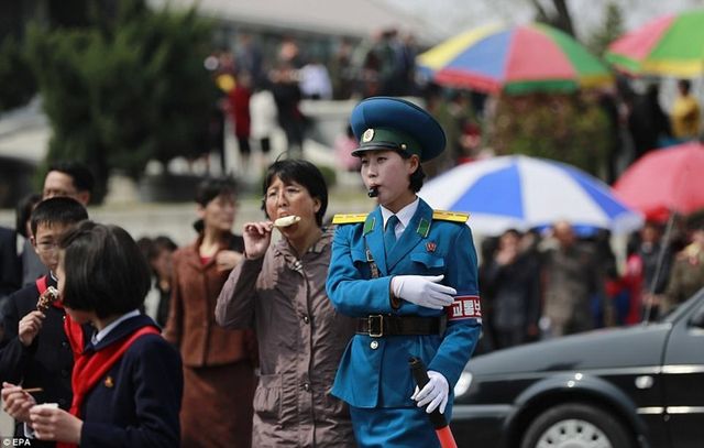 Як проходить Свято Сонця в Північній Кореї: вражаючі фото - фото 160569