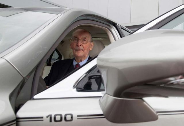 Lexus привітав 100-річного дідуся своїм ексклюзивом - фото 163130