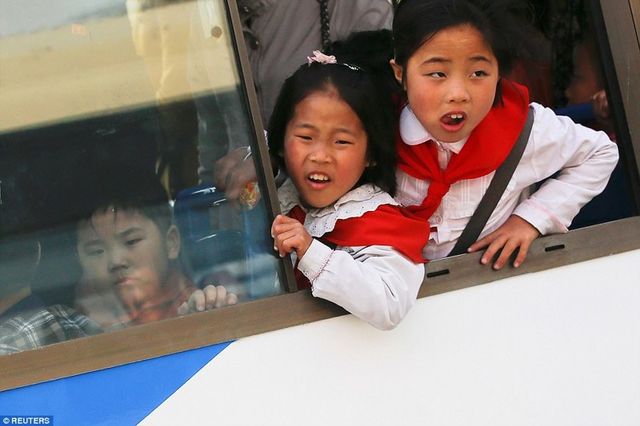 Як проходить Свято Сонця в Північній Кореї: вражаючі фото - фото 160575