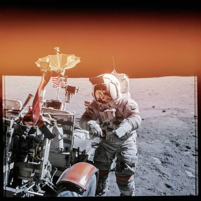 Time опублікував невідомі фотографії астронавтів на Місяці - фото 156368