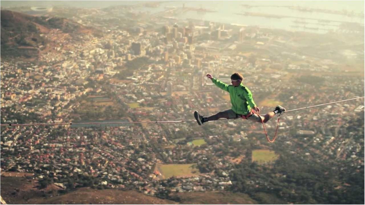 Екстремал пройшовся між скелями над океаном: запаморочливе відео