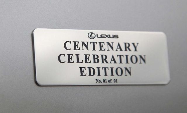 Lexus привітав 100-річного дідуся своїм ексклюзивом - фото 163132