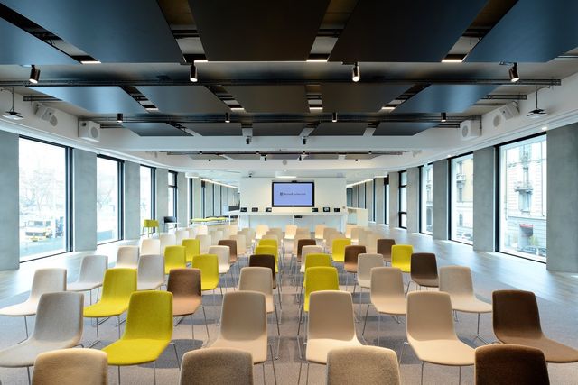 Як виглядає новенький офіс Microsoft в Мілані: ефектні фото - фото 162387