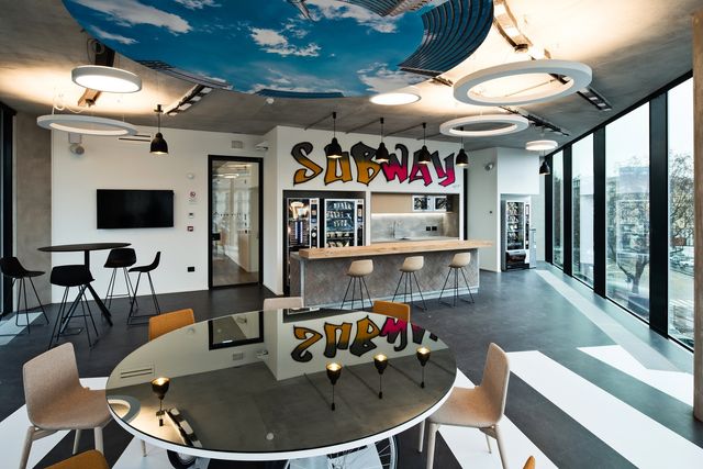 Як виглядає новенький офіс Microsoft в Мілані: ефектні фото - фото 162390