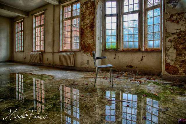 Видовище не для слабкодухих: як виглядає покинута психлікарня в Бельгії - фото 156942