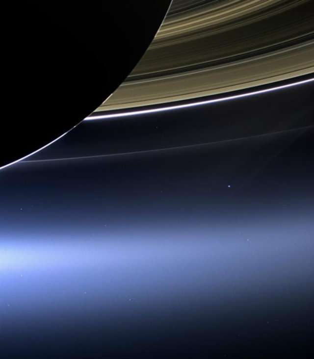 NASA показало Землю крізь кільця Сатурна - фото 161545