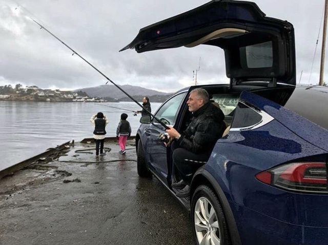 Чому Tesla Model X ідеальне авто для рибалки: кумедний фотофакт - фото 160466