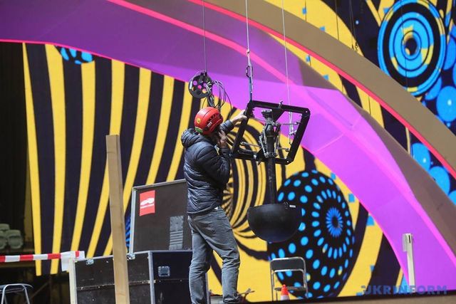 Сцена для Євробачення практично готова: фоторепортаж - фото 160814