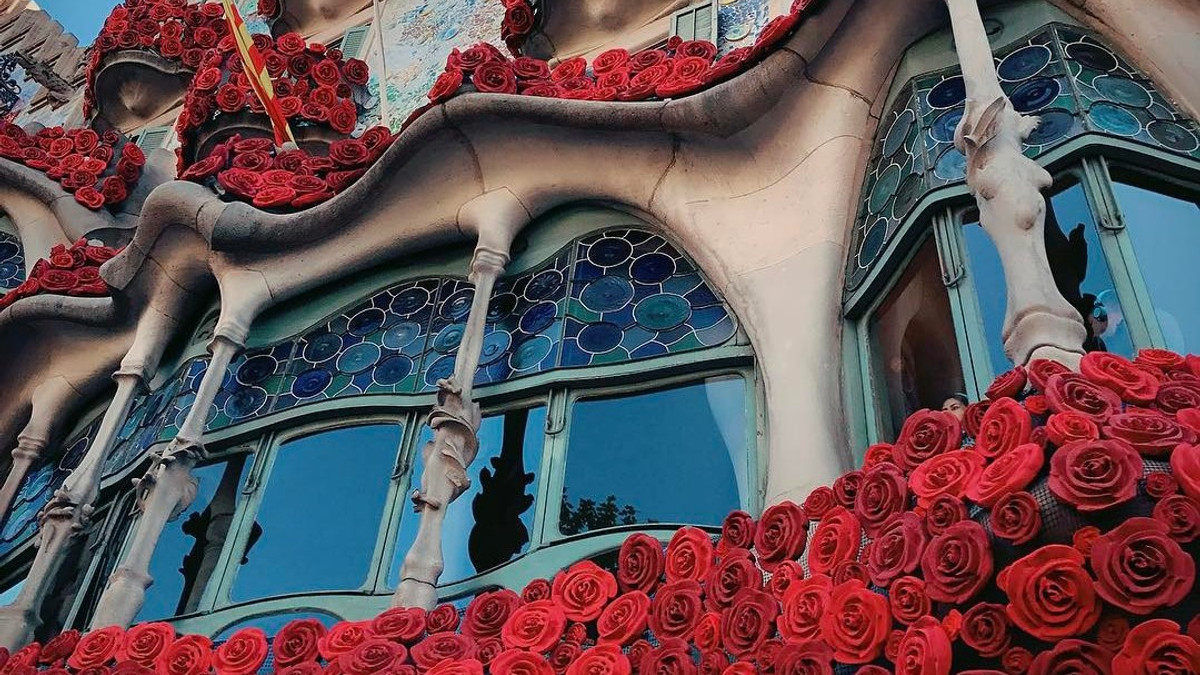Знаменита будівля Барселони "закровоточила" трояндами - фото 1