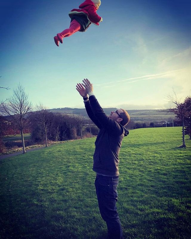 Молодий татусь шокував мережу екстремальними фото своєї доньки - фото 157553