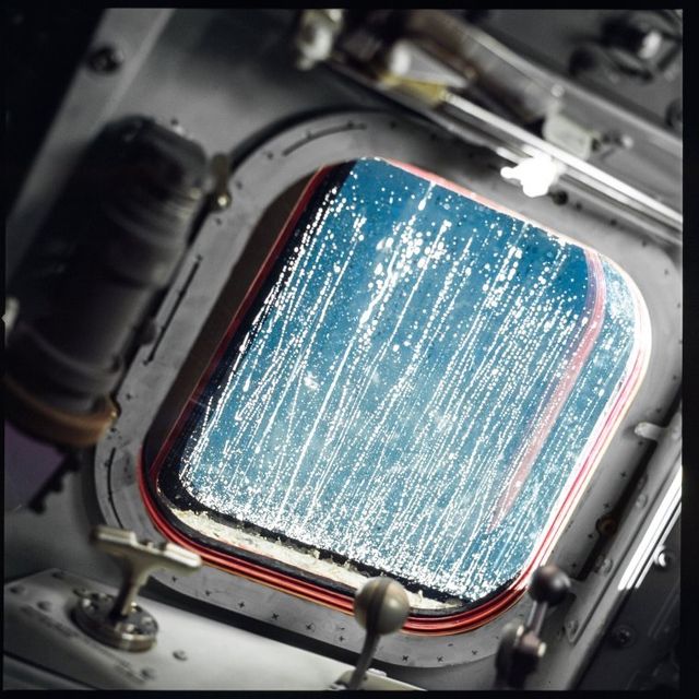 Time опублікував невідомі фотографії астронавтів на Місяці - фото 156374