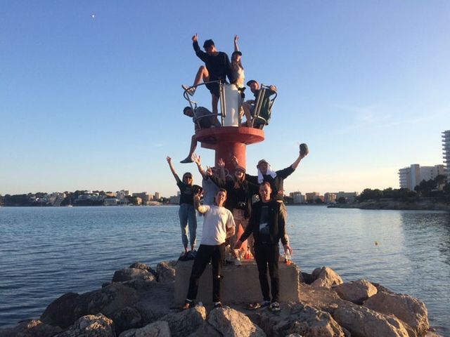 Чоловік відмовився від подорожі з друзями. Вони знайшли оригінальний вихід - фото 157928