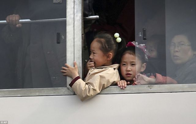 Як проходить Свято Сонця в Північній Кореї: вражаючі фото - фото 160576