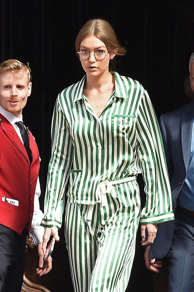Відома модель з'явилася на публіці в смугастій піжамі: з'явилися фото - фото 160275