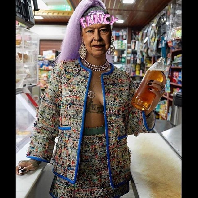 Єлизавета ІІ у міні-шортах і татуюваннях: кумедні фото - фото 1