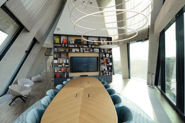 Як виглядає новенький офіс Microsoft в Мілані: ефектні фото - фото 162396