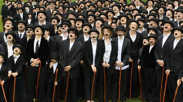 Двійники Чарлі Чапліна встановили світовий рекорд: яскраві фото - фото 160186