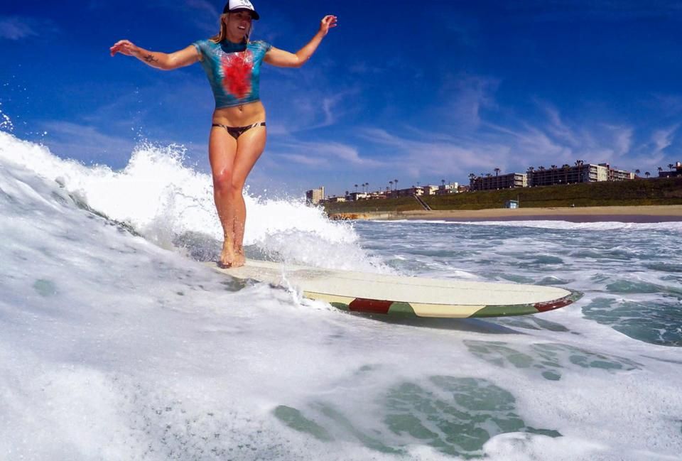 Серфінг без одягу: як голі моделі плавали у намальованих костюмах