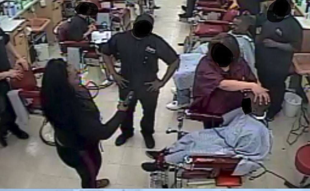 У США жінка пригрозила пістолетом перукарю, яка довго стригла її сина - фото 1