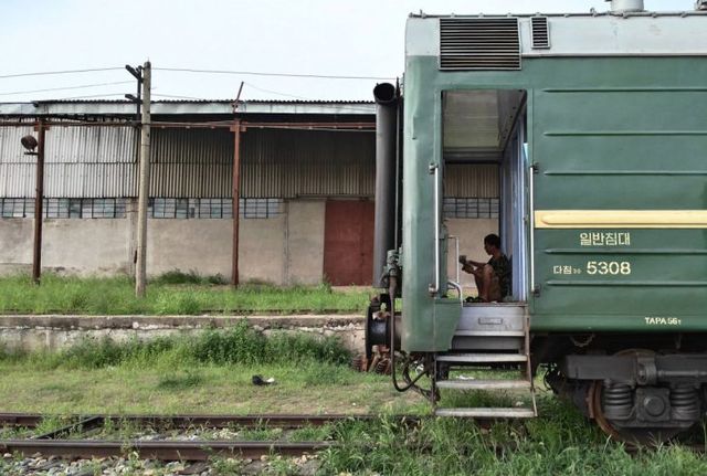 Унікальні фотографії Північної Кореї, зняті на телефон - фото 159781