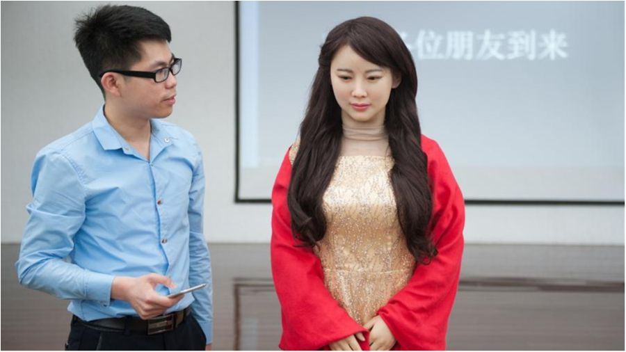 Як в житті: сексуальна жінка-робот провалила інтерв'ю