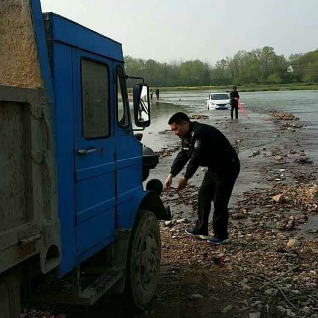 Китаєць, повіривши GPS, застряг в авто посередині річки - фото 158220