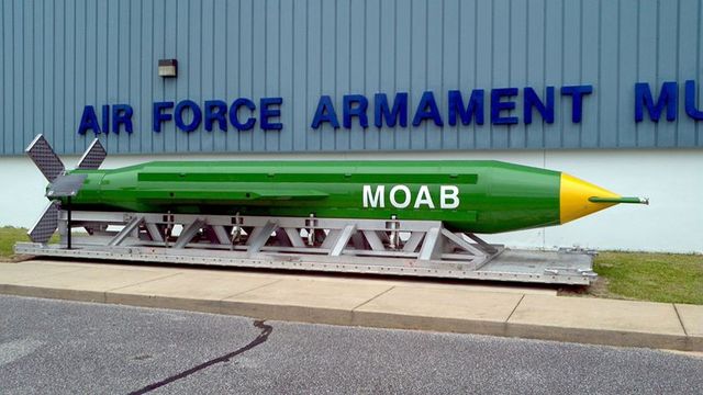 Квітневий сніг та матір усіх бомб: 19 квітня у трьох фото - фото 160974